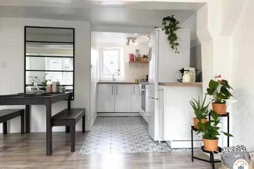 une petite cuisine avec une table et une salle à manger dans l'établissement Le Saint Maclou - Rue Martainville - Duplex, à Rouen