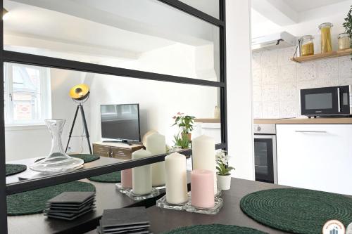 - un salon avec un miroir et une télévision dans l'établissement Le Saint Maclou - Rue Martainville - Duplex, à Rouen