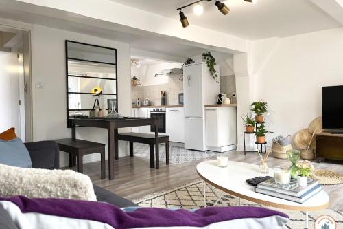 un salon avec un canapé et une table et une cuisine dans l'établissement Le Saint Maclou - Rue Martainville - Duplex, à Rouen