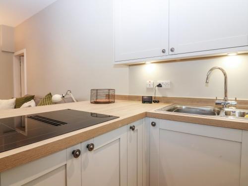 A kitchen or kitchenette at 8 Barney Mains Cottage