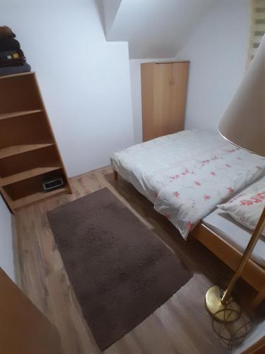 1 dormitorio con 1 cama con lámpara y alfombra en Vikendica Stars, en Jahorina