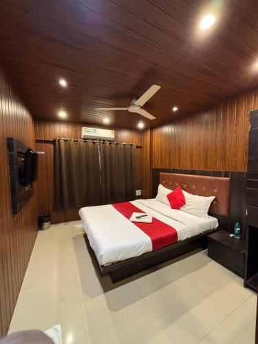 - une chambre avec un lit doté de murs en bois et d'un plafond dans l'établissement Hotel Borivali Executive - Near Borivali Railway Station, à Mumbai