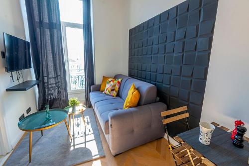 304 B Charming 2 room apartment refurbished super