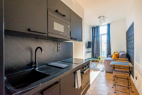 une cuisine avec un évier et un plan de travail dans l'établissement 304 B Charming 2 room apartment refurbished super, à Nice
