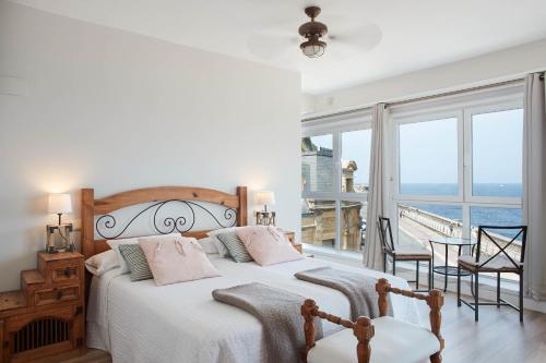 1 dormitorio con 1 cama grande y balcón en Pensión Itxasoa, en San Sebastián