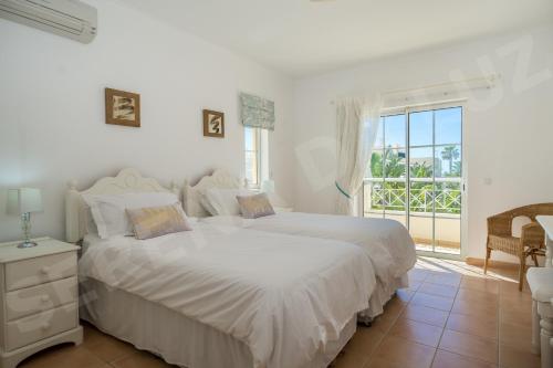 Postel nebo postele na pokoji v ubytování Villa Serena da Luz