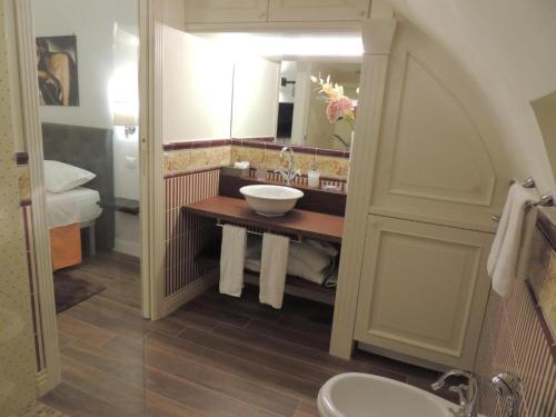 a bathroom with a sink and a mirror at Le Piccole Lune di Monti in Rome