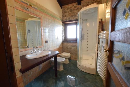 蒙泰保內的住宿－Villa Il Caruso，一间带水槽、卫生间和淋浴的浴室