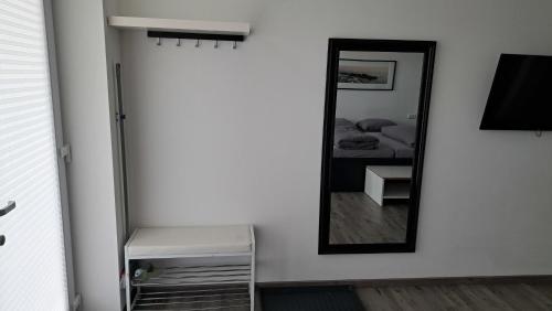 Ilmmünster的住宿－Black & White，白色客房的镜子,配有床