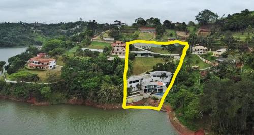 an aerial view of a house on an island in the water at Mansão pé na água - represa de Igaratá para 15 pessoas in Igaratá