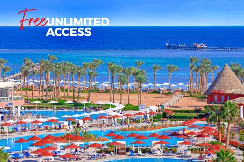 een resort met een strand met parasols en de oceaan bij Pickalbatros Laguna Club Resort Sharm El Sheikh - Adults Only 16+ in Sharm El Sheikh