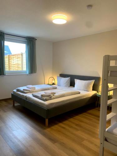 ein großes Bett in einem Zimmer mit Fenster in der Unterkunft Ferienwohnung Elzblick in Rust