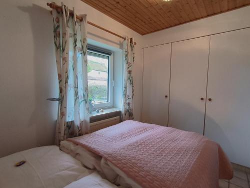 KronsgaardにあるFerienwohnung Ruthenbergのベッドルーム(ベッド1台、窓付)