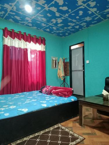 sypialnia z łóżkiem i czerwoną zasłoną w obiekcie Dreams restaurant and lodge w mieście Maruwā Ghāt
