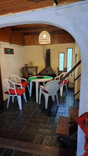 Habitación con mesa y sillas en un edificio en El remanso de Jaure, en Jaureguiberry