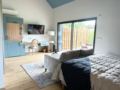 Il comprend un salon avec un lit et un canapé. dans l'établissement Villa avec jaccuzi à solesmes, à Solesmes