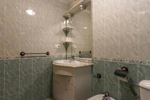 uma casa de banho com um lavatório, um WC e um espelho. em 007 - Las Marismas 001 - comfortHOLIDAYS em Santa Pola