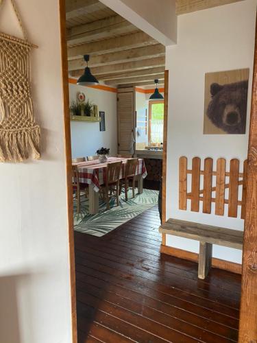 卡夫尼克的住宿－Cabana Forest House，一间带桌子和长凳的用餐室