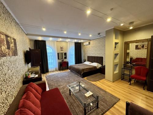 - un salon avec un canapé et un lit dans l'établissement Hotel Nika, à Tchornomorsk