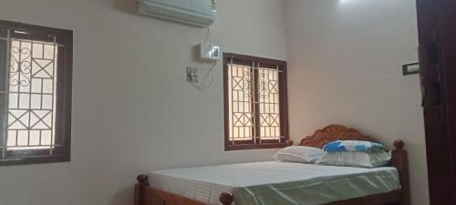 Ένα ή περισσότερα κρεβάτια σε δωμάτιο στο HOME STAY PURPOSE HALLIMA VILLA
