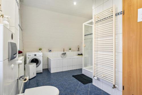 ein Badezimmer mit einer Waschmaschine und einer Waschmaschine in der Unterkunft Münsterland Stadtlohn in Stadtlohn