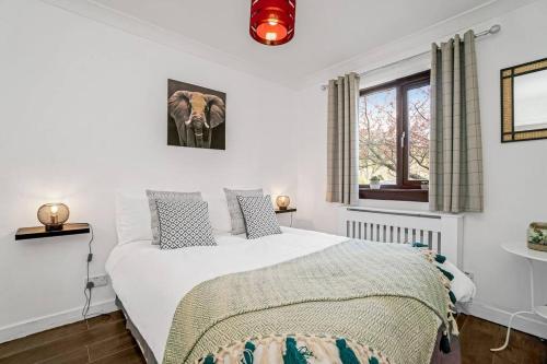 um quarto com uma cama e uma janela em BrightCentral Apartment With Parking em Glasgow
