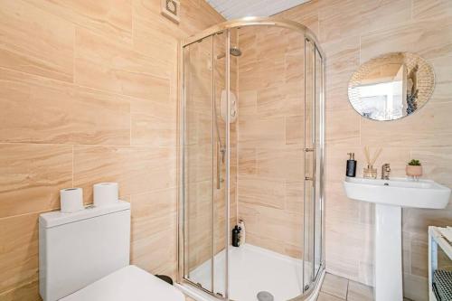 een badkamer met een douche, een toilet en een wastafel bij BrightCentral Apartment With Parking in Glasgow