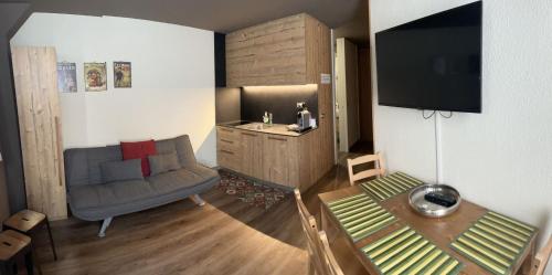 un soggiorno con un divano e una televisione di Ski Paradise a Breuil-Cervinia