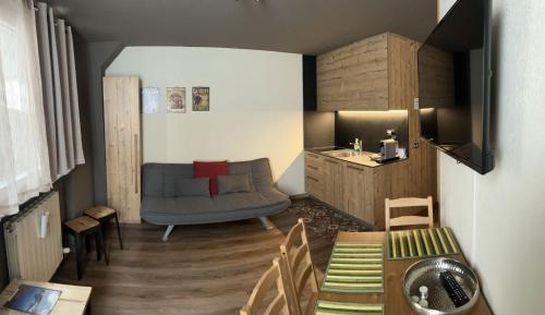 un soggiorno con un divano blu e un tavolo di Ski Paradise a Breuil-Cervinia