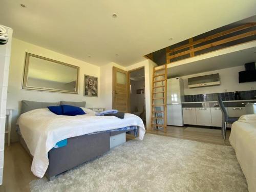 um quarto com uma cama grande e uma cozinha em DarWik Domki Letniskowe em Bukowo Morskie