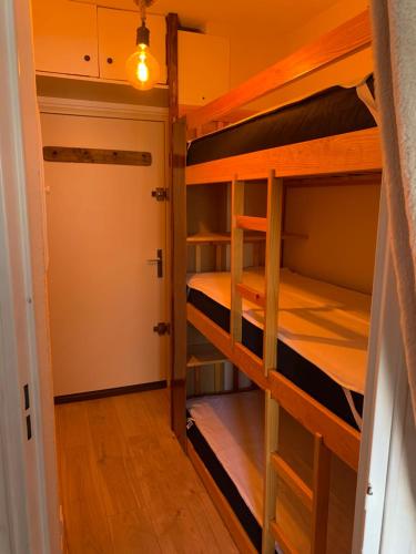 Zimmer mit Etagenbett und 2 Etagenbetten in der Unterkunft Studio 5 couchages SCHUSS 5 la foux d’allos in Allos