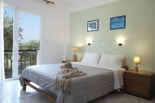 1 dormitorio con cama y ventana grande en Aphrodite Studios, en Kallithea Halkidikis