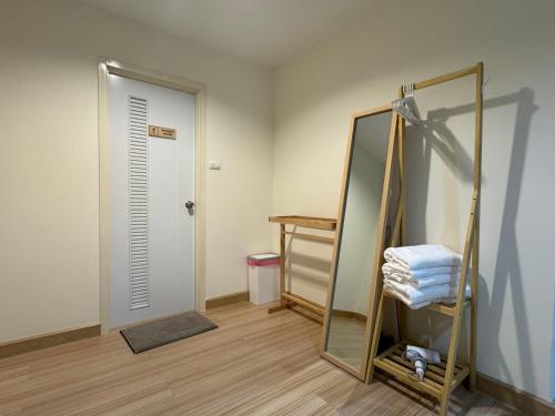 萊卡邦的住宿－Jira Private cozy room near Suvarnabhumi Airport，门旁带镜子的浴室