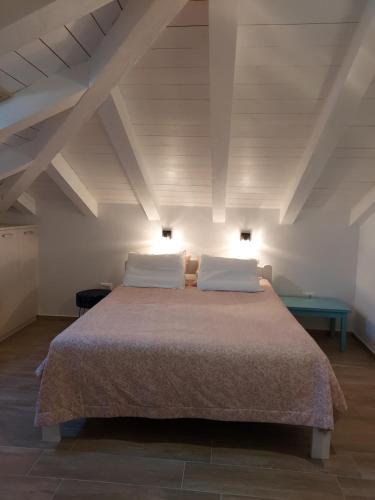 木洛希尼Villa Sommerzauber的一间卧室，配有一张大床和两个枕头