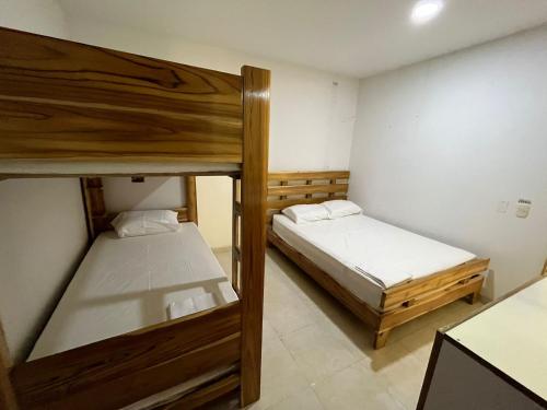 Cabañas del caribe في Coveñitas: غرفة نوم بسريرين بطابقين في غرفة