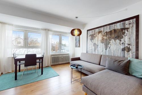 Nordic style apartment in central Aalborg في ألبورغ: غرفة معيشة مع أريكة وطاولة