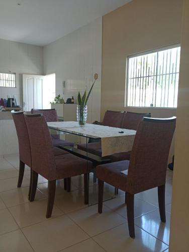 a dining room with a table and chairs at Casa Raios de Sol in São Raimundo Nonato