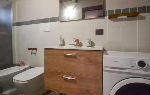 y baño con lavamanos y lavadora. en Gorgeous Home In Reggio Calabria With Kitchen, en Reggio Calabria