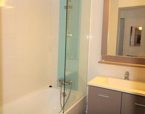 une salle de bain avec une douche en verre et un lavabo dans l'établissement GASMIC - Appartement pour 4 personnes avec piscine et accès direct à la plage situé aux marines de Gassin, à Gassin