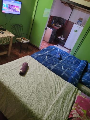 En eller flere senge i et værelse på Apartamento Monoambiente a 15 min del Aeropuerto zona Shopping Mariano