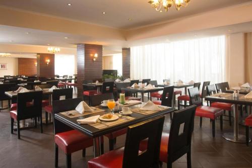 A restaurant or other place to eat at Porto Sokhna Pyramids Apartments