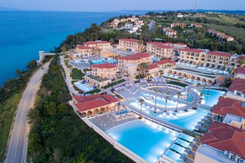 vista aerea di un resort con piscina di Cora Hotel & Spa ad Áfitos