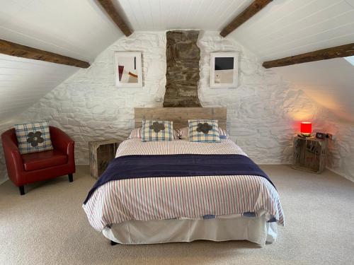 Una cama o camas en una habitación de No 2 Dolheulog Aberaeron