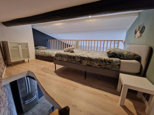 una piccola camera con un letto in una stanza di Chez Lilo a Fos-sur-Mer
