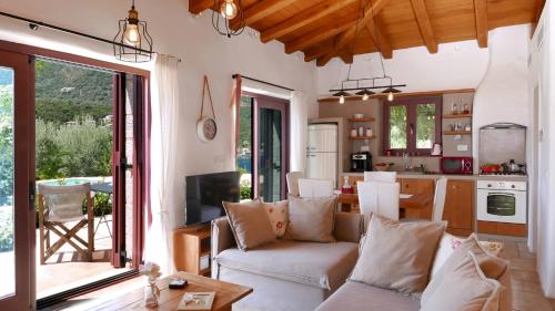 sala de estar con sofá y cocina en Amapola Boutique Villas with Sea Access - Phos, en Sivota