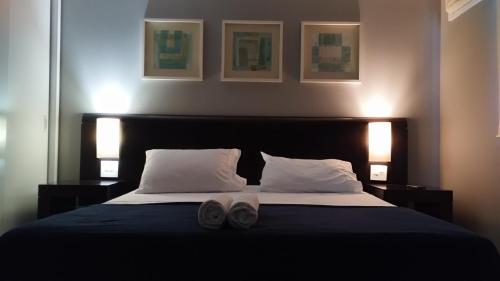 1 dormitorio con 1 cama con 2 toallas en M-Flat II Hotel - Vila Olimpia en São Paulo