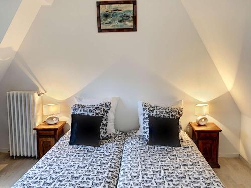 une chambre avec un lit avec des draps bleus et blancs dans l'établissement Superbe maison avec jardin, proche plage, chiens admis - FR-1-542-25, à Trébeurden