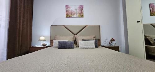 1 dormitorio con 1 cama grande con almohadas en Superb 1 bedroom in the best zone of the city., en Ferizaj