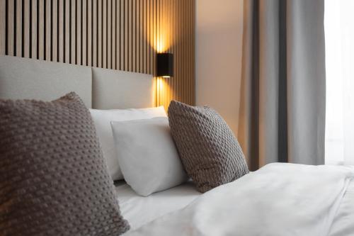 - une chambre avec un lit et deux oreillers dans l'établissement Wohnung 'The Cove' HBF/Messe/ÖVB Arena/City, à Brême