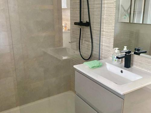 Kúpeľňa v ubytovaní Appartement F2 avec terrasse, proche centre et cures - Amélie-les-Bains - FR-1-703-41